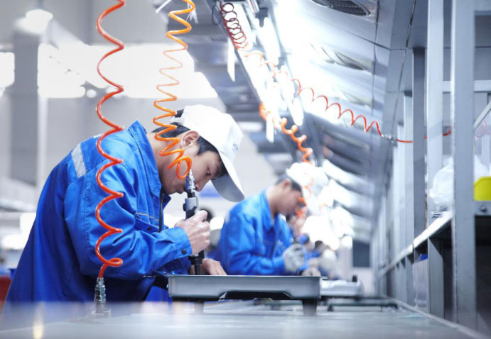 新浪網(wǎng)“致匠心?青動(dòng)力”探訪名氣余杭工廠